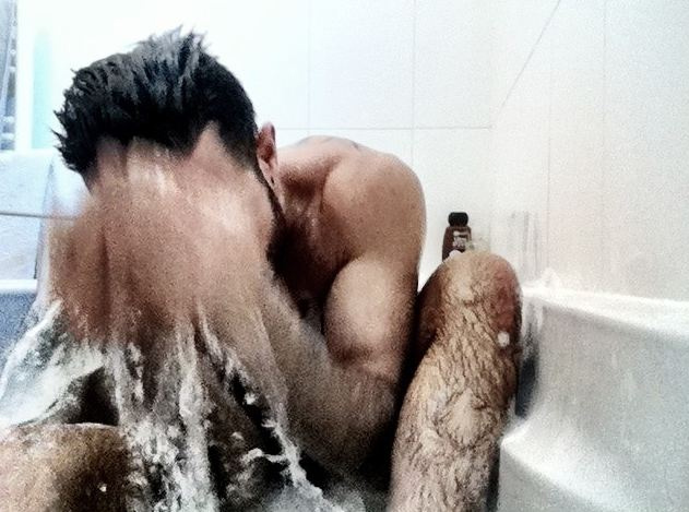 Johan Akan su Twitter dedica foto hot ai follower