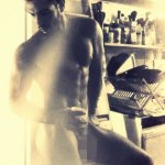 Johan Akan su Twitter dedica foto hot ai follower - Thumbnail
