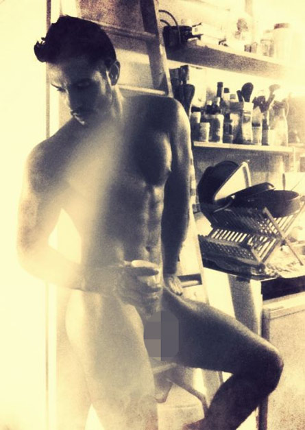 Johan Akan su Twitter dedica foto hot ai follower