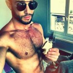 Johan Akan su Twitter dedica foto hot ai follower - Thumbnail