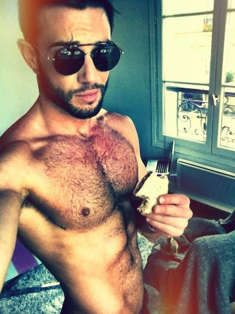 Johan Akan su Twitter dedica foto hot ai follower