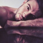 Johan Akan su Twitter dedica foto hot ai follower - Thumbnail