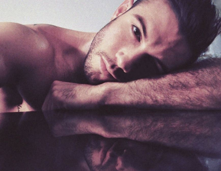 Johan Akan su Twitter dedica foto hot ai follower