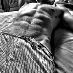 Johan Akan su Twitter dedica foto hot ai follower - Thumbnail