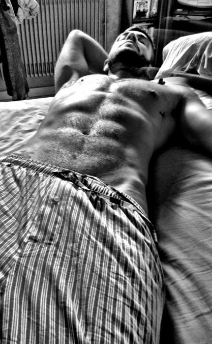 Johan Akan su Twitter dedica foto hot ai follower