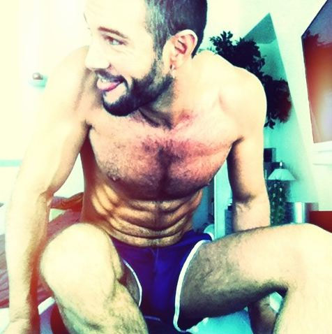Johan Akan su Twitter dedica foto hot ai follower