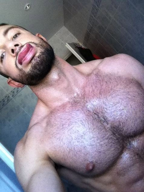 Johan Akan su Twitter dedica foto hot ai follower