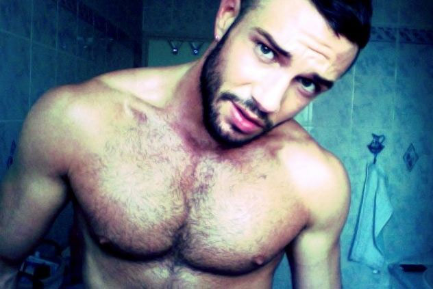 Johan Akan su Twitter dedica foto hot ai follower