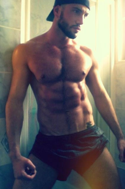 Johan Akan su Twitter dedica foto hot ai follower