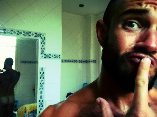 Johan Akan su Twitter dedica foto hot ai follower