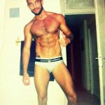 Johan Akan su Twitter dedica foto hot ai follower - Thumbnail