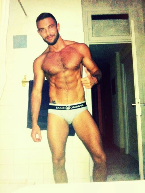 Johan Akan su Twitter dedica foto hot ai follower