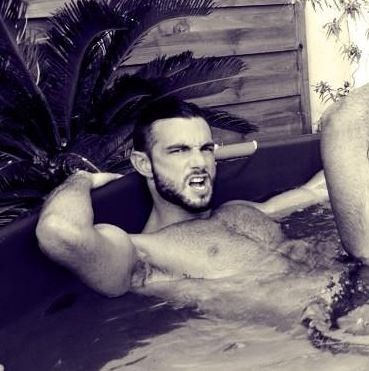 Johan Akan su Twitter dedica foto hot ai follower