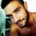 Johan Akan su Twitter dedica foto hot ai follower - Thumbnail