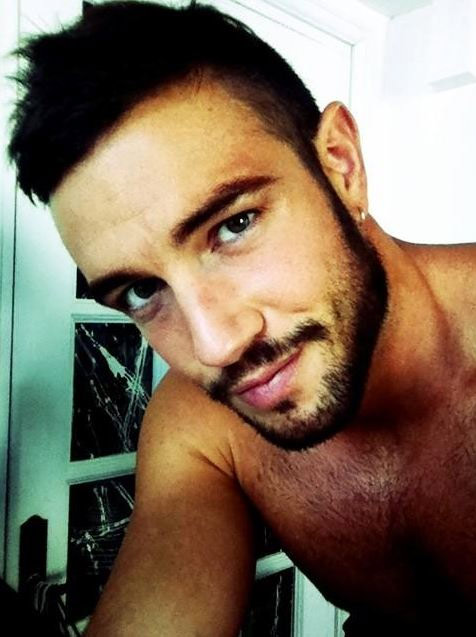 Johan Akan su Twitter dedica foto hot ai follower