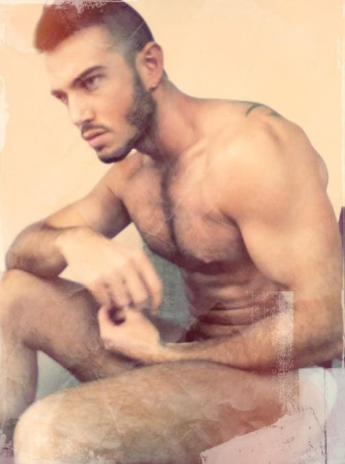 Johan Akan su Twitter dedica foto hot ai follower
