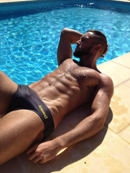 Johan Akan su Twitter dedica foto hot ai follower