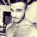 Johan Akan su Twitter dedica foto hot ai follower - Thumbnail