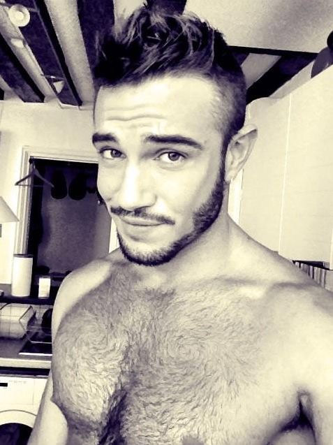 Johan Akan su Twitter dedica foto hot ai follower