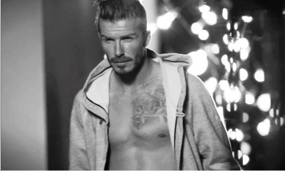 David Beckham in slip: la collezione H&M bodywear di Natale