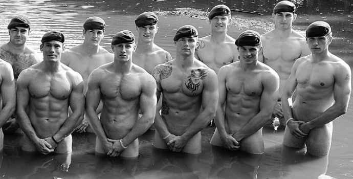I Royal Marine della Regina a nudo per beneficienza