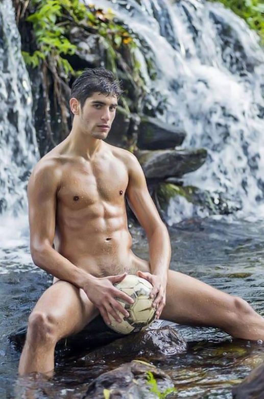 I calciatori spagnoli a nudo nel calendario del Verin