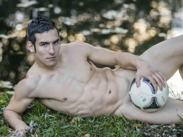 I calciatori spagnoli a nudo nel calendario del Verin