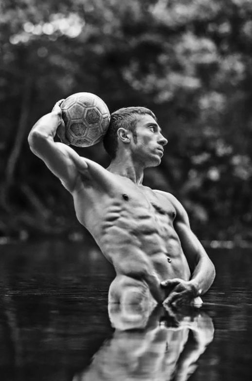 I calciatori spagnoli a nudo nel calendario del Verin