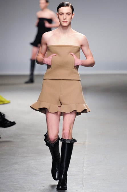 La trasgressiva collezione JW Anderson per l'autunno 2013