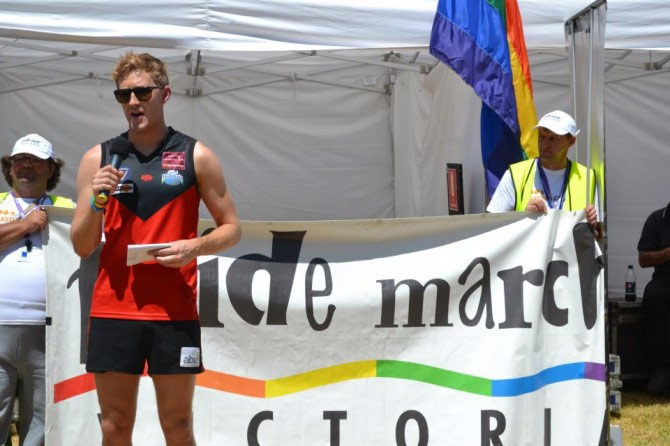 I giocatori di football aprono il Melbourne Pride