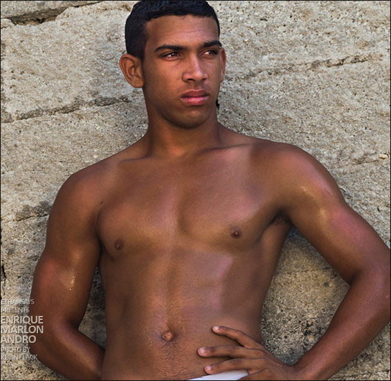 I tre modelli cubani sulla spiaggetta fotografati da Slack, a colori