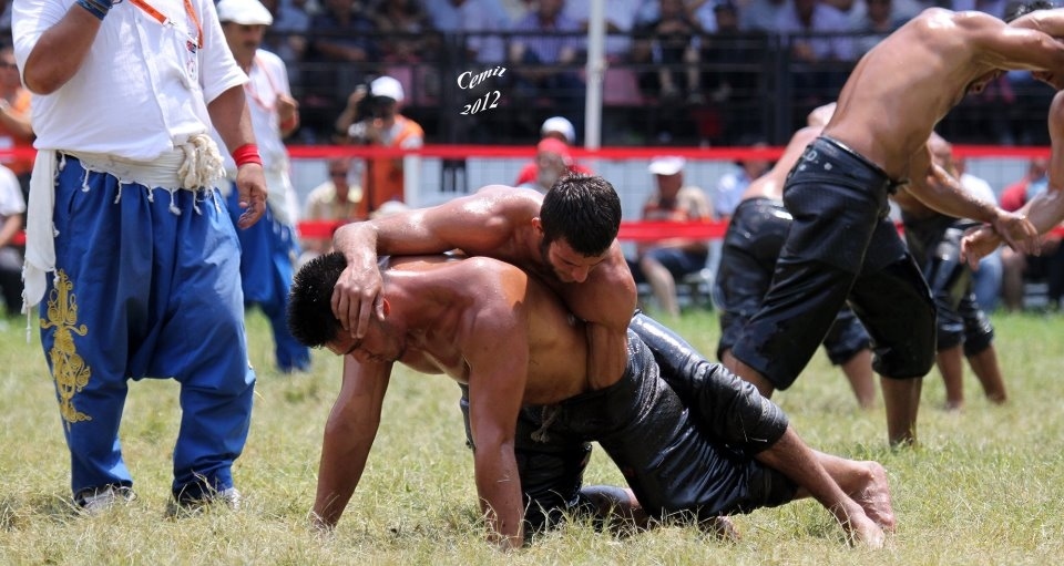 Lotta scivolosa in Turchia. &Egrave; il wrestling "oliato"