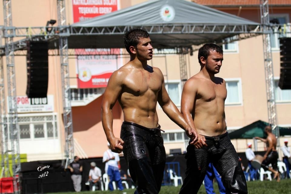Lotta scivolosa in Turchia. &Egrave; il wrestling "oliato"