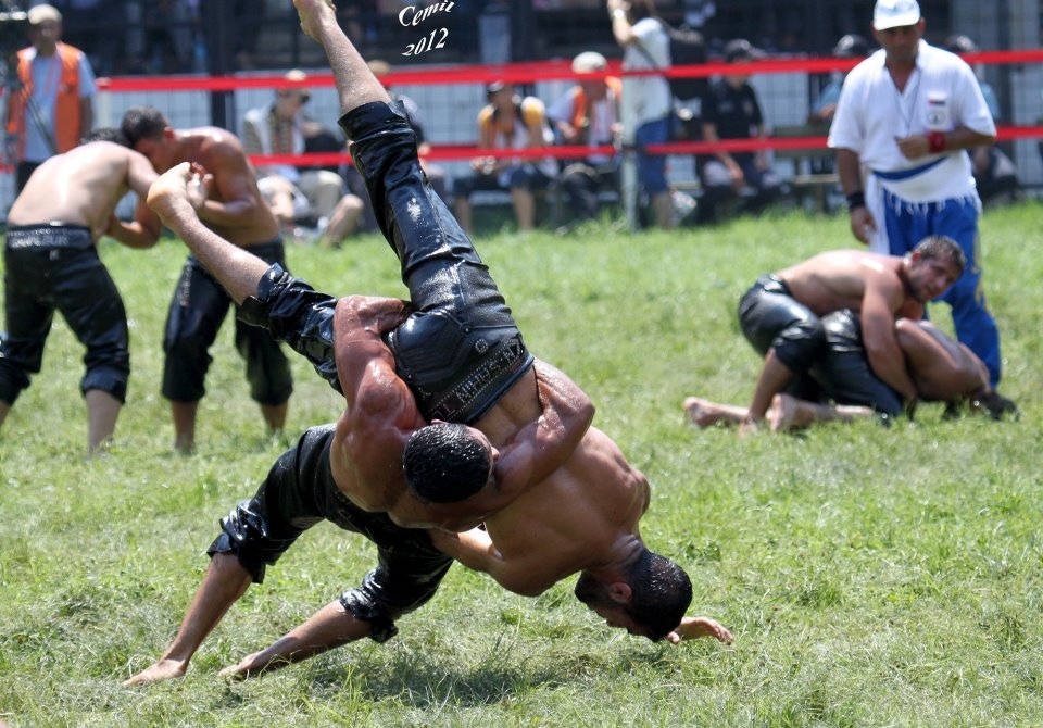 Lotta scivolosa in Turchia. &Egrave; il wrestling "oliato"