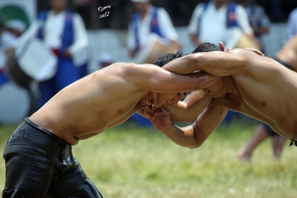 Lotta scivolosa in Turchia. &Egrave; il wrestling "oliato"