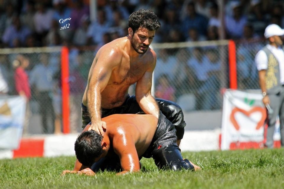 Lotta scivolosa in Turchia. &Egrave; il wrestling "oliato"