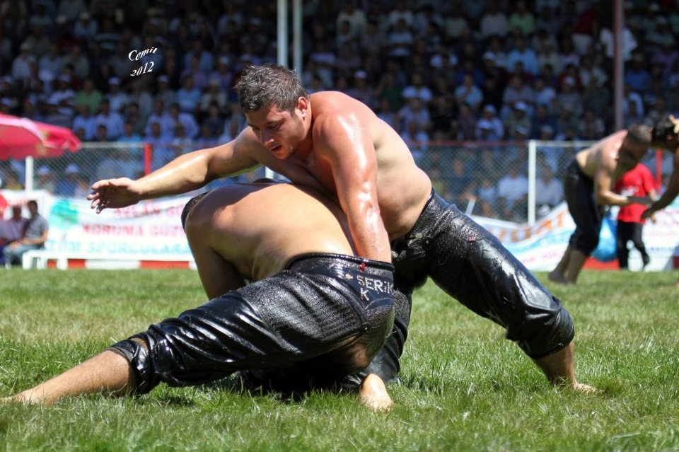 Lotta scivolosa in Turchia. &Egrave; il wrestling "oliato"