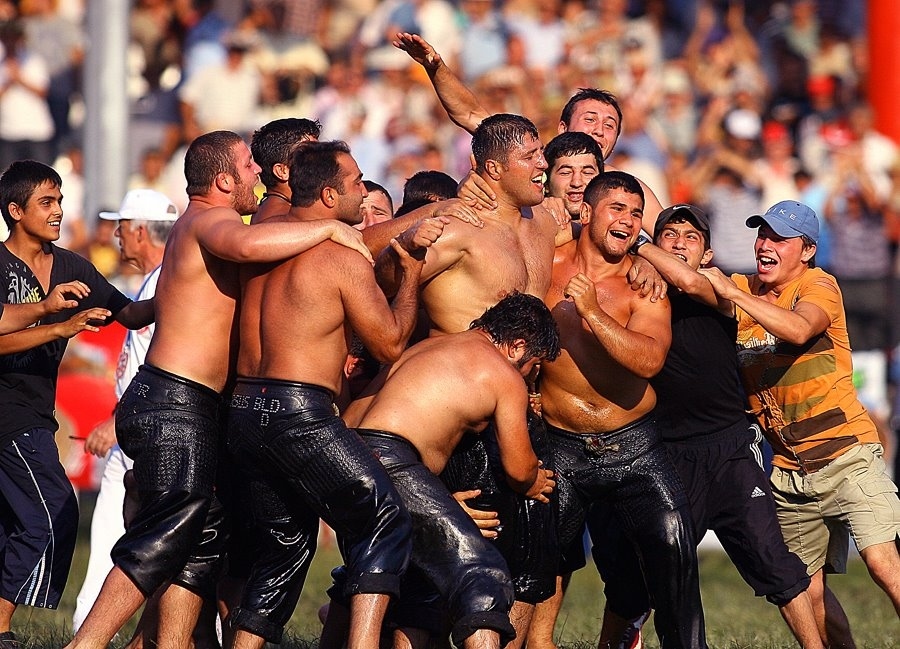 Lotta scivolosa in Turchia. &Egrave; il wrestling "oliato"