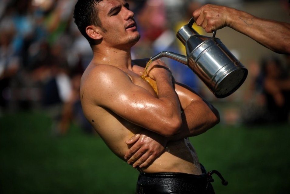 Lotta scivolosa in Turchia. &Egrave; il wrestling "oliato"