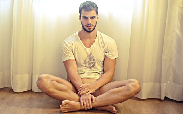 Lucas Malvacini, intervistato da un magazine gay, posa quasi nudo