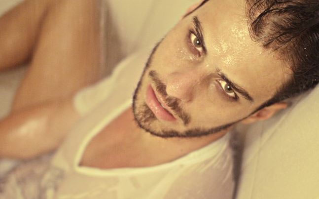 Lucas Malvacini, intervistato da un magazine gay, posa quasi nudo