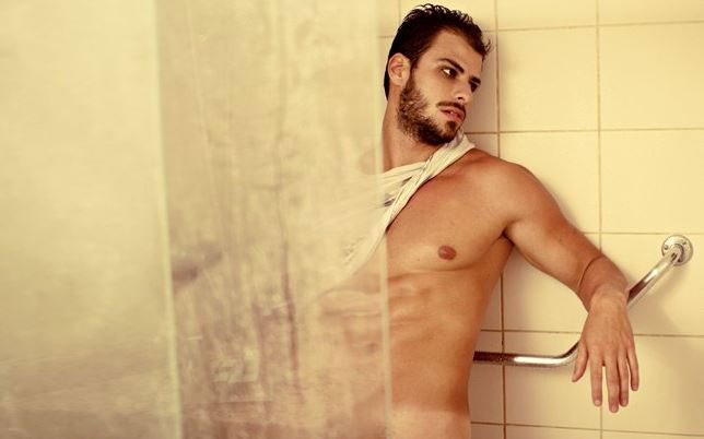 Lucas Malvacini, intervistato da un magazine gay, posa quasi nudo