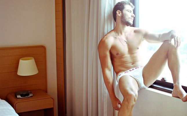 Lucas Malvacini, intervistato da un magazine gay, posa quasi nudo