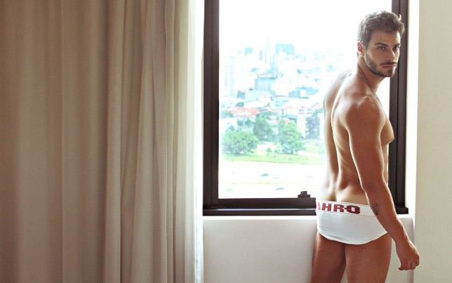 Lucas Malvacini, intervistato da un magazine gay, posa quasi nudo