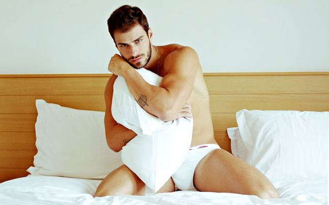 Lucas Malvacini, intervistato da un magazine gay, posa quasi nudo