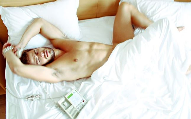 Lucas Malvacini, intervistato da un magazine gay, posa quasi nudo