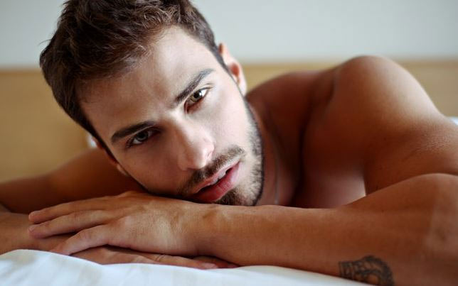 Lucas Malvacini, intervistato da un magazine gay, posa quasi nudo