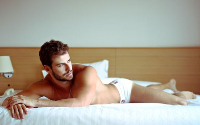 Lucas Malvacini, intervistato da un magazine gay, posa quasi nudo