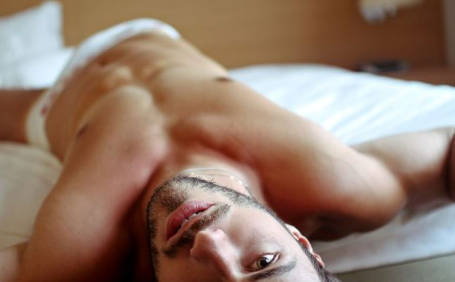 Lucas Malvacini, intervistato da un magazine gay, posa quasi nudo