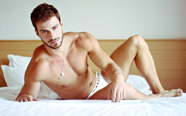 Lucas Malvacini, intervistato da un magazine gay, posa quasi nudo